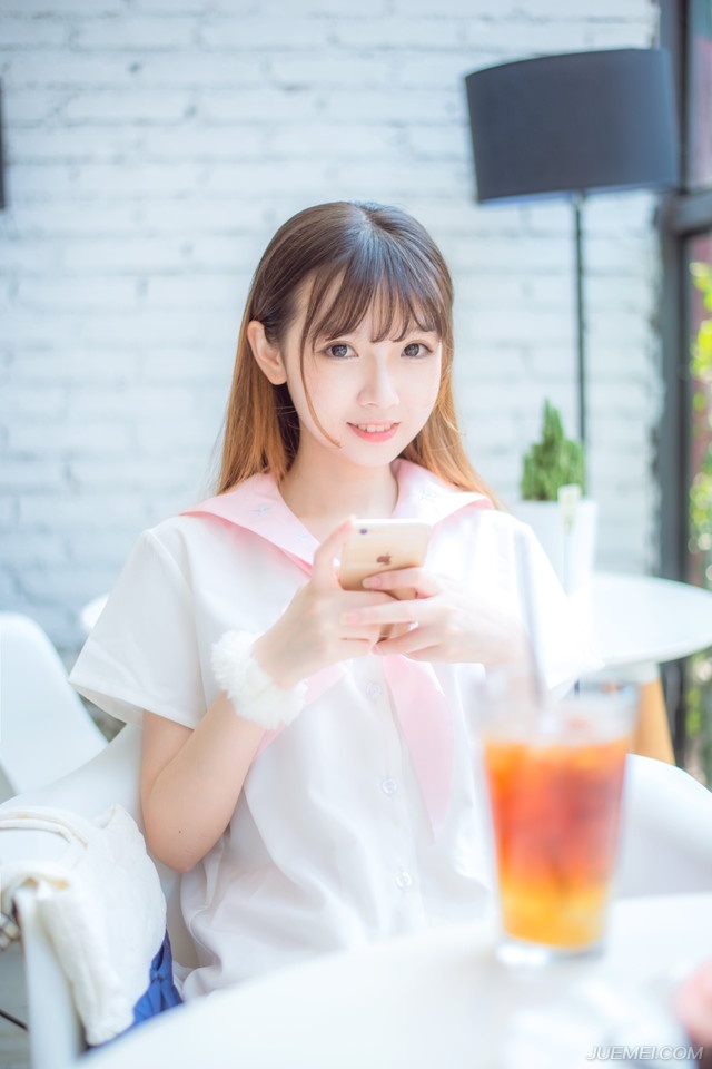 “让他们疯够了就给我滚回去，我们先回城！”没有再看那些兴奋的西域兵，就像没见过世面的土包子一样，连那些破铜烂铁都要抢。